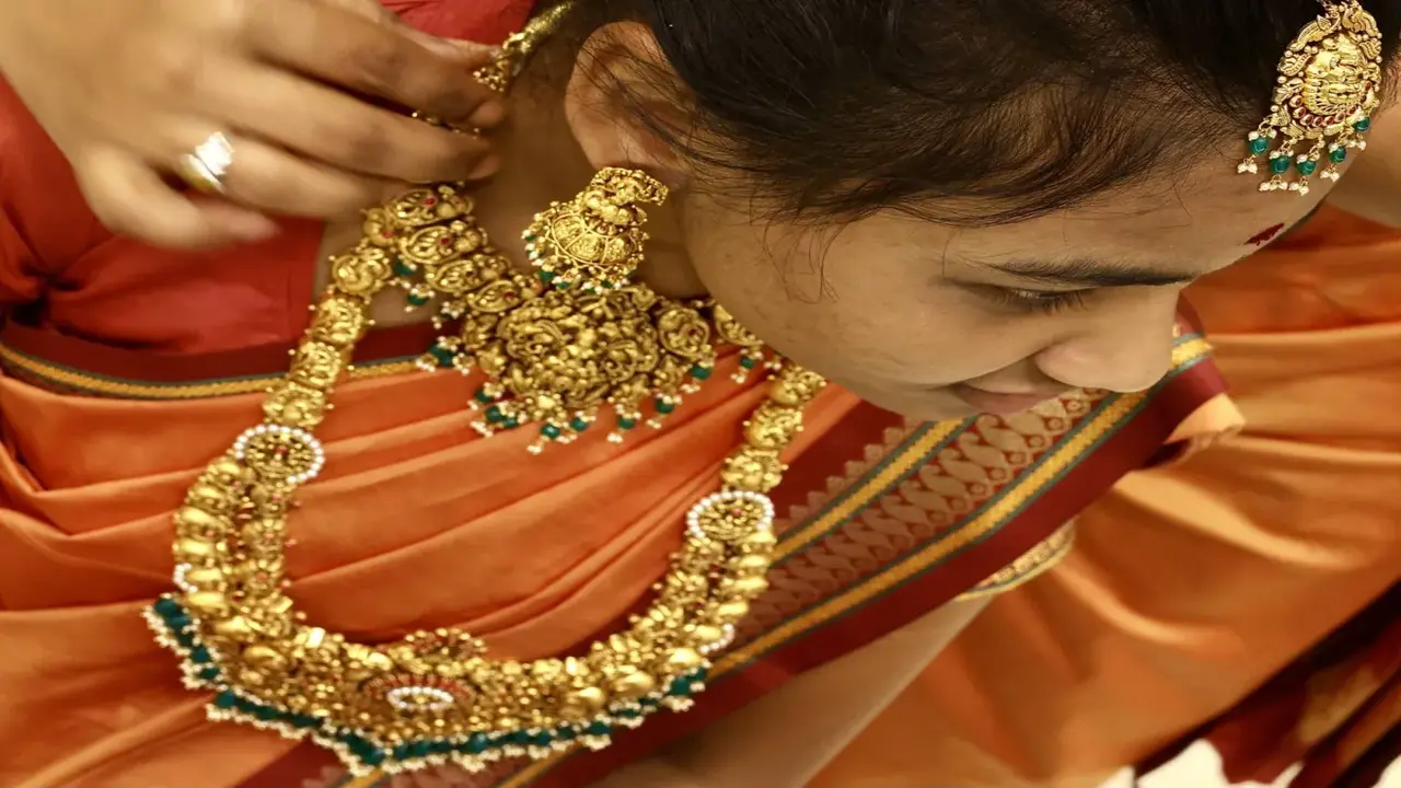 انهيار تاريخي.. سعر جرام الذهب يتراجع تحت حاجز 5 آلاف دولار عالمياً